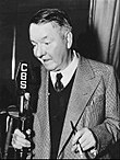 https://upload.wikimedia.org/wikipedia/commons/thumb/0/05/W._C._Fields_1938.jpg/110px-W._C._Fields_1938.jpg